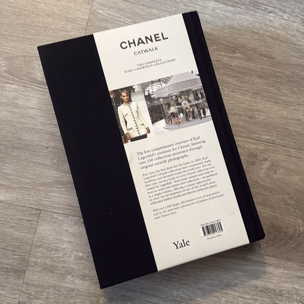 🖤CHANEL•Catwalk•Coffee Table Book•NWT🖤 - Picture 4 of 8